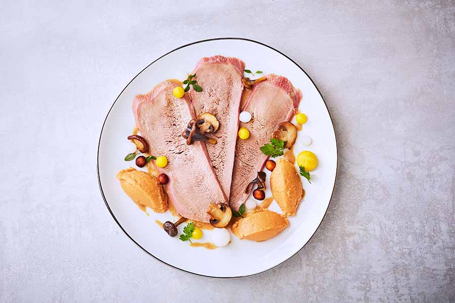 Dressage d’une assiette de Méli-mélo de langue de veau, sauce au foie gras - Étape 3