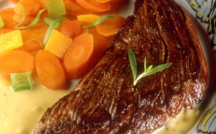 Bavette à l'estragon, carottes et poivrons