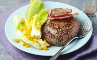 Steak haché de boeuf au bacon, salade à la mimolette
