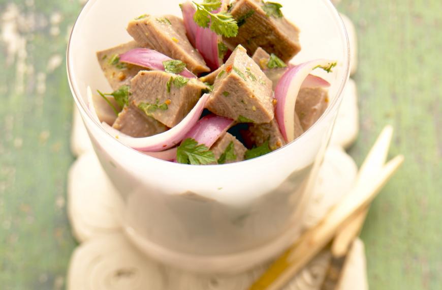 Salade de cubes de langue de veau à l'oignon rouge et vinaigrette au cerfeuil