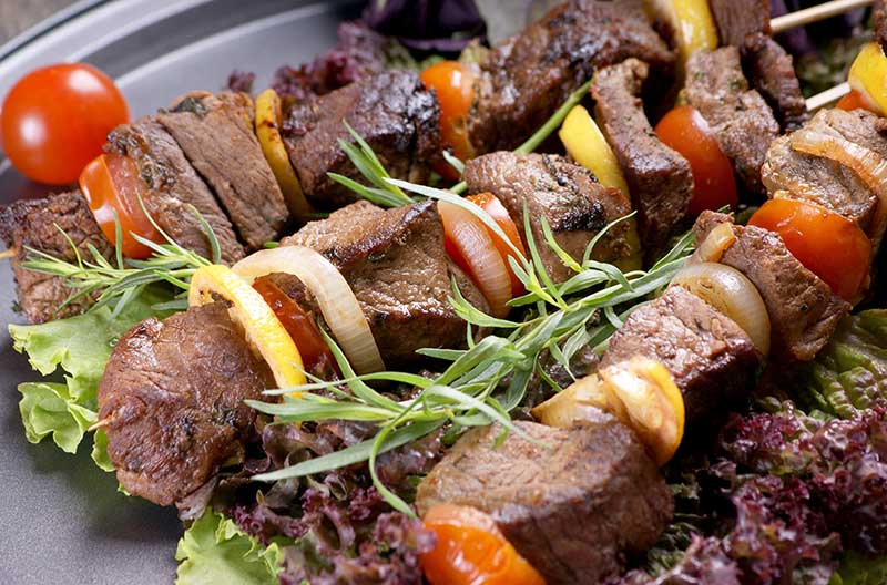 Viande et brochettes Ingrédients pour barbecue fête sont mis sur