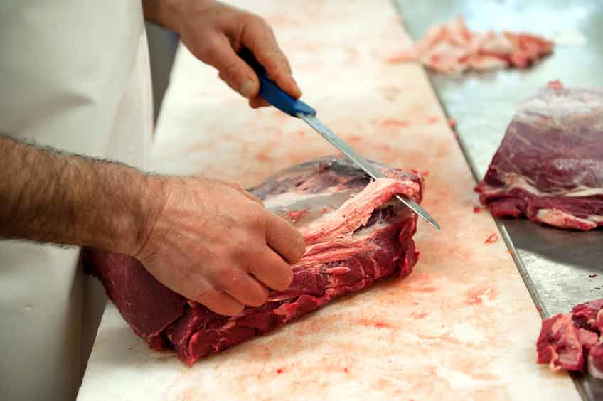 Couteau à viande avec bord ondulé et bout rond avec poignée rouge