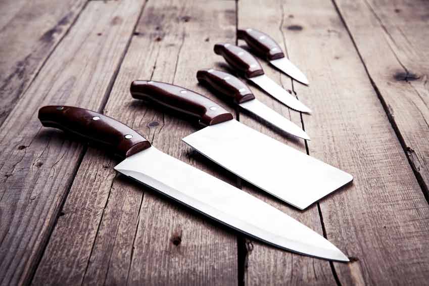 Un Steak Avec Un Couteau Et Un Couteau Sur La Table