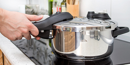 Cuisiner avec un autocuiseur pour une cuisson express et des saveurs préservées