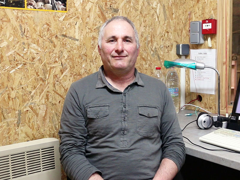 Du haut de son bureau vitré, Denis supervise les estrades du public