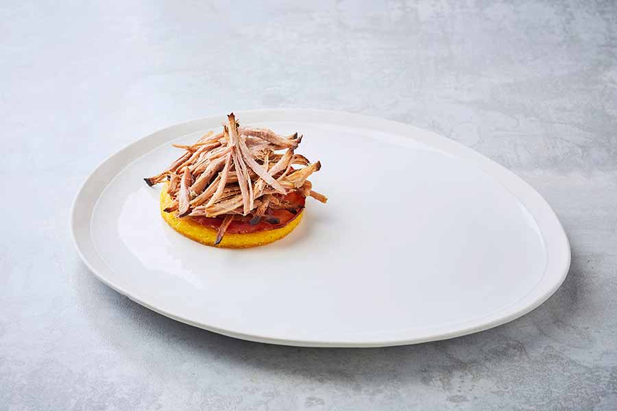 Dressage d’une assiette de Mille-feuille à l’effiloché de porc et aux galettes de polenta croustillantes - Étape 1