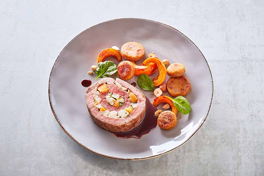 Dressage d’une assiette de Rôti de bœuf farci aux légumes oubliés et palets aux châtaignes - Étape 3