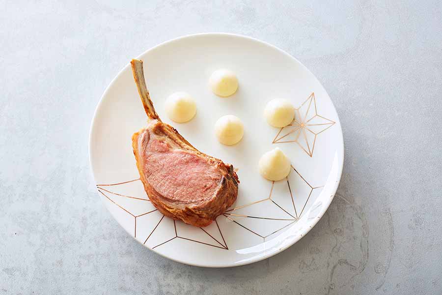 Dressage d’une assiette de Triple côte d’agneau aux meringues de purée - Étape 1