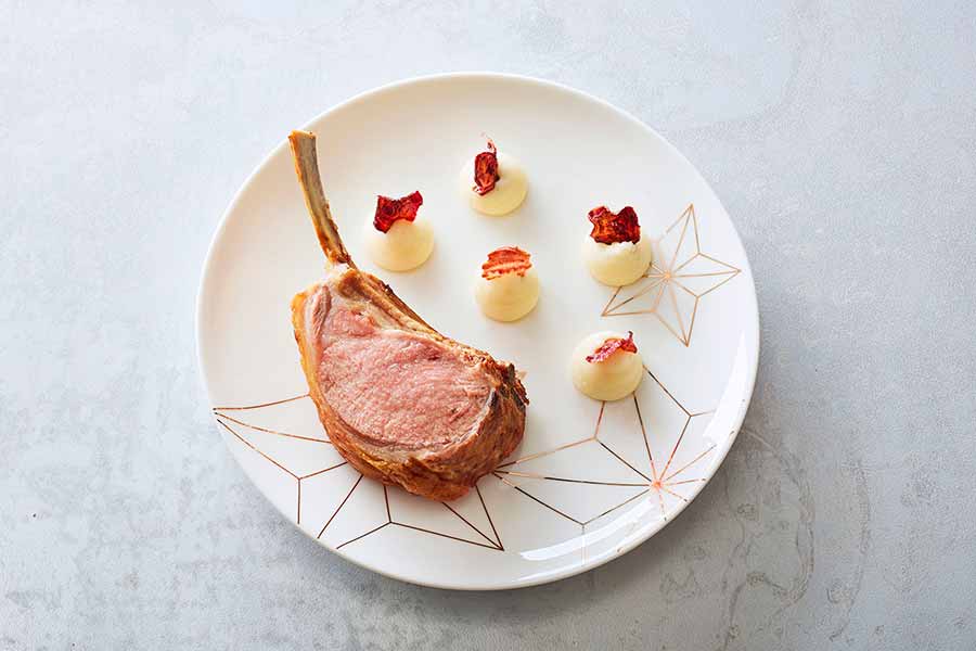 Dressage d’une assiette de Triple côte d’agneau aux meringues de purée - Étape 2