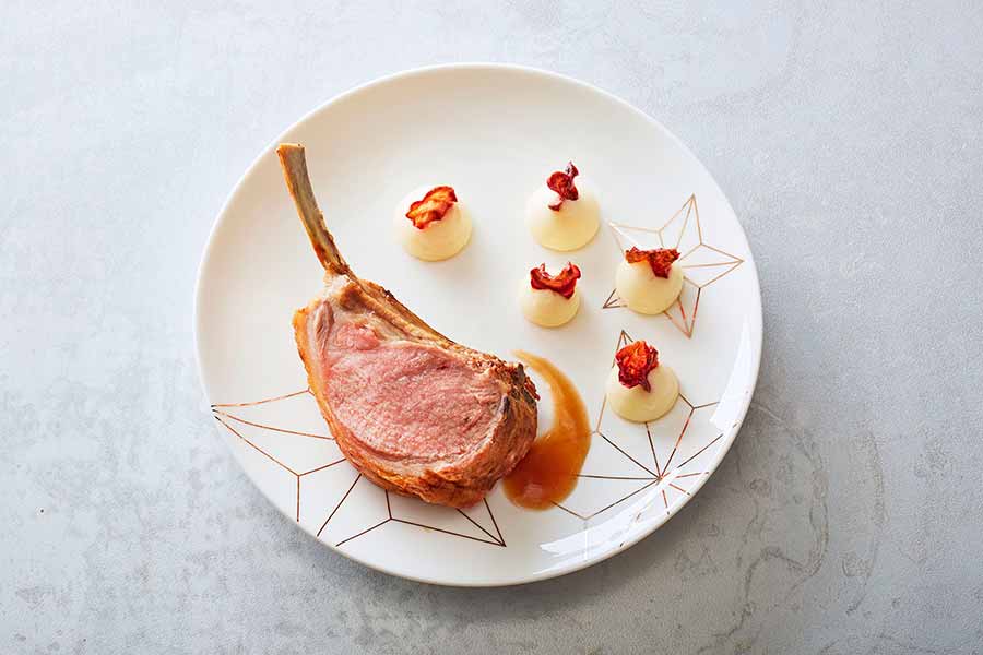 Dressage d’une assiette de Triple côte d’agneau aux meringues de purée - Étape 3