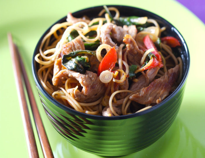 Nouilles sautées et lamelles de veau à l'asiatique