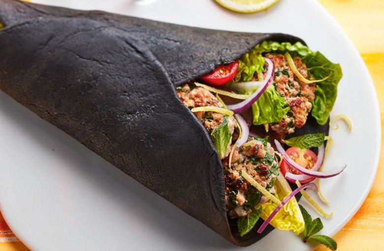 Pita à l'encre de Seiche, haché de veau, aubergine grillée et Bergamote