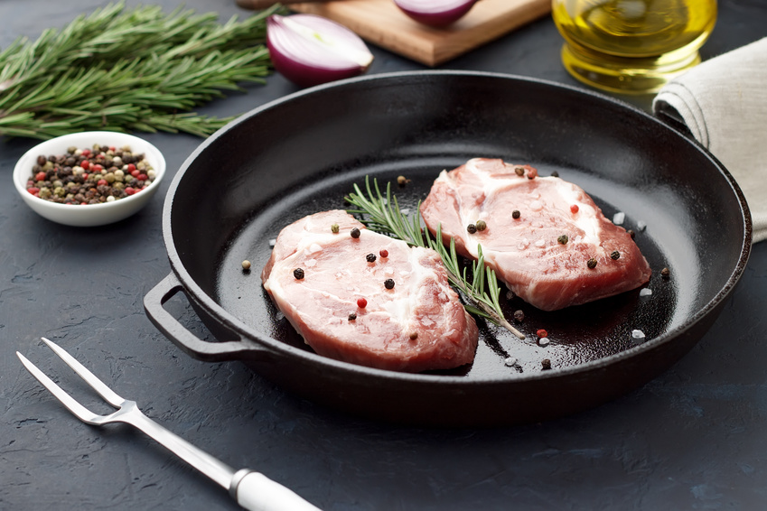 Poêle à bois avec grille amovible pour rôtir de la viande