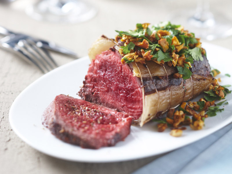 Rôti de bœuf au hachis d’herbes et de girolles