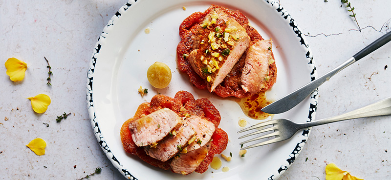 Pavé de veau rôti, jus de citron confit et thym, tomate cœur de bœuf poêlée à la farine de pois chiche