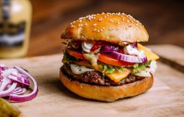 Le hamburger passe à table.