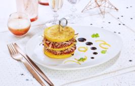 Pour un dressage sans faute et une présentation « spéciale Fêtes », un pas à pas inratable pour préparer six mille-feuilles à l’effiloché de porc et aux galettes de polenta croustillantes.