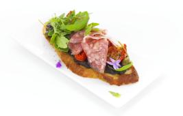 Le museau de bœuf se consomme Servi avec une vinaigrette aux fines herbes.