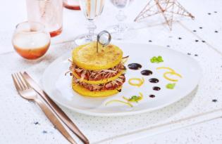 Pour un dressage sans faute et une présentation « spéciale Fêtes », un pas à pas inratable pour préparer six mille-feuilles à l’effiloché de porc et aux galettes de polenta croustillantes.