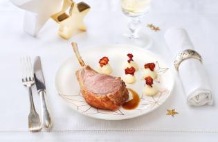 Dressage d’une assiette de Triples côtes d’agneau aux meringues de purée et chips de betterave pour le réveillon