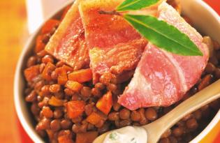 Poitrine de porc rôti, sauce au bleu d'Auvergne et lentilles Poitrine de porc rôti, sauce au bleu d'Auvergne et lentilles