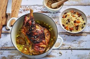 Epaule d'agneau en cocotte, sauce aux épices et fruits frais