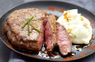 Filet de bœuf grillé en marinade rugissante, purée à l’ail