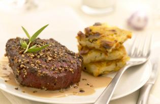 Pavé de cheval aux trois poivres, paillasson de pommes de terre aux champignons Pavé de cheval aux trois poivres, paillasson de pommes de terre aux champignons