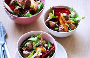 Salade tiède au foie de veau laqué au miel