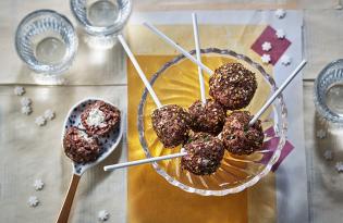 Sucettes de viande de cheval hachée farcies au fromage frais enrobées de zaatar Sucettes de viande de cheval hachée farcies au fromage frais enrobées de zaatar