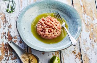 Tartare de veau à la crème de thon, arrosé d'une eau de tomates Green Zébra parfumée à l'huile d'olive