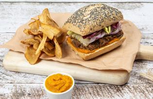 Vintage burger de paleron de bœuf, chips de panais et ketchup de carottes Vintage burger de paleron de bœuf, chips de panais et ketchup de carottes