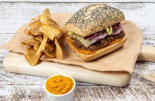 Vintage burger de paleron de bœuf, chips de panais et ketchup de carottes