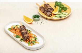 Brochettes de bœuf Thaï, sauce aigre-douce à l'orange, carotte, concombre et cacahuètes concassées