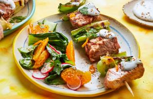 Brochettes de veau grillées, Pak Choï, sauce au fromage bleu et orange Brochettes de veau grillées, Pak Choï, sauce au fromage bleu et orange