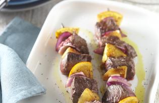 Brochettes de bœuf à l’orange et aux oignons rouges Brochettes de bœuf à l’orange et aux oignons rouges