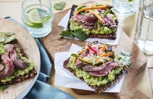 Bruschetta de viande chevaline à la purée d’avocat, pickles de légumes, pain noir