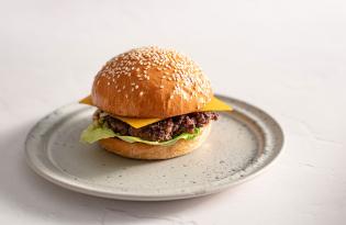 Burger de bœuf, mayo sriracha, cheddar