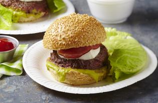 Burgers de bœuf à la tomate et à l’avocat Burgers de bœuf à la tomate et à l’avocat
