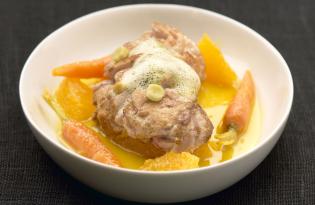 Cervelle de veau piquée à la citronnelle, carottes, orange et coriandre