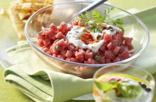 Recette de Tartare de boeuf sauce Raïta et frites de céleri