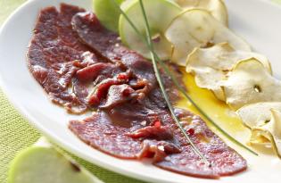 Carpaccio de viande chevaline aux fruits de la passion, chips de pommes vertes