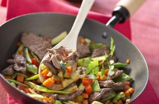 Sauté de viande chevaline, petits légumes parfumés à l'huile de sésame