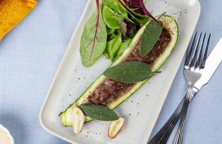 Courgette rôtie farcie au bœuf et à la sauge