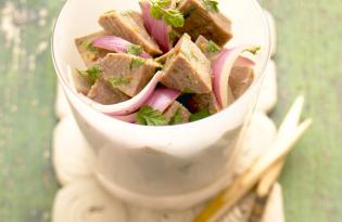 Salade de cubes de langue de veau à l'oignon rouge et vinaigrette au cerfeuil