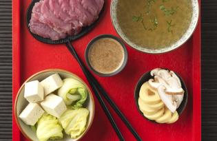 Filet de porc en fondue japonaise ou Shabu-Shabu Filet de porc en fondue japonaise ou Shabu-Shabu