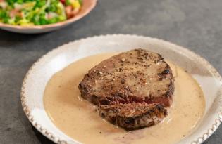 Filet de boeuf au poivre, petits pois cuisinés