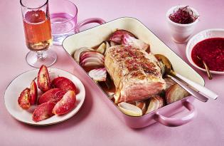 Filet de veau rôti, sauce crémeuse aux baies et framboises, pommes et betterave roses Filet de veau rôti, sauce crémeuse aux baies et framboises, pommes et betterave roses