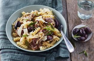 Fusilli au ragout d'agneau, olives et romarin Fusilli au ragout d'agneau, olives et romarin