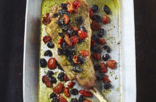 Gigot de chevreau rôti au pesto, aux tomates et aux olives Gigot de chevreau rôti au pesto, aux tomates et aux olives